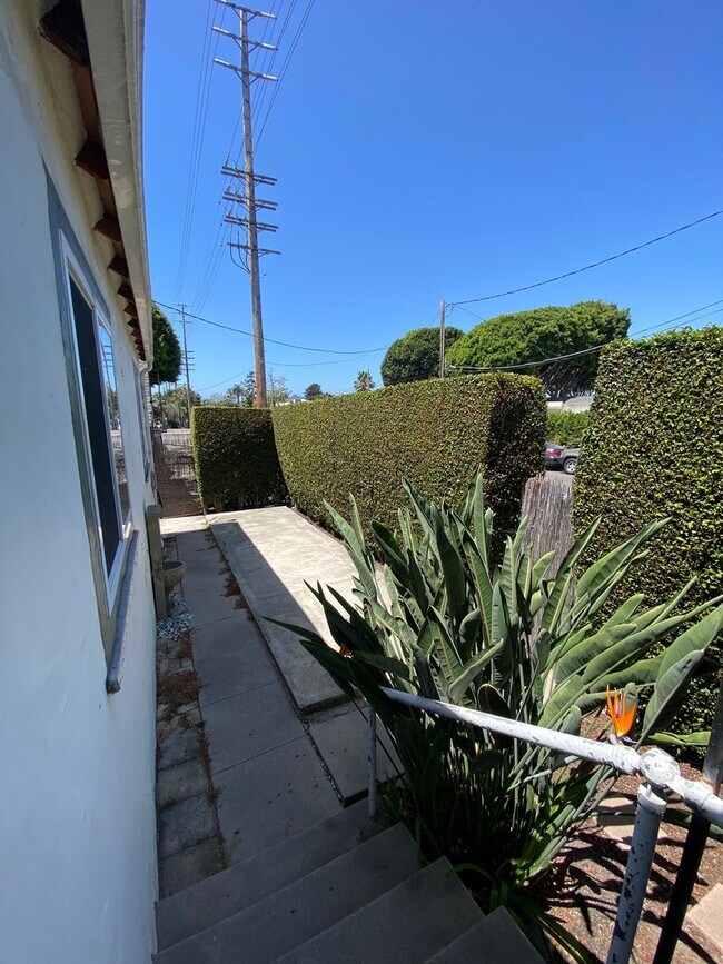 Building Photo - 133/135 Juana Maria Ave.