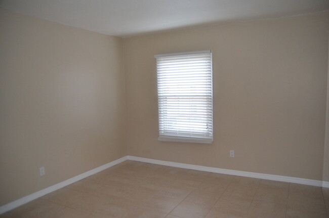 Building Photo - Cute and Updated 2/2.5 Condo in Lake Howel...