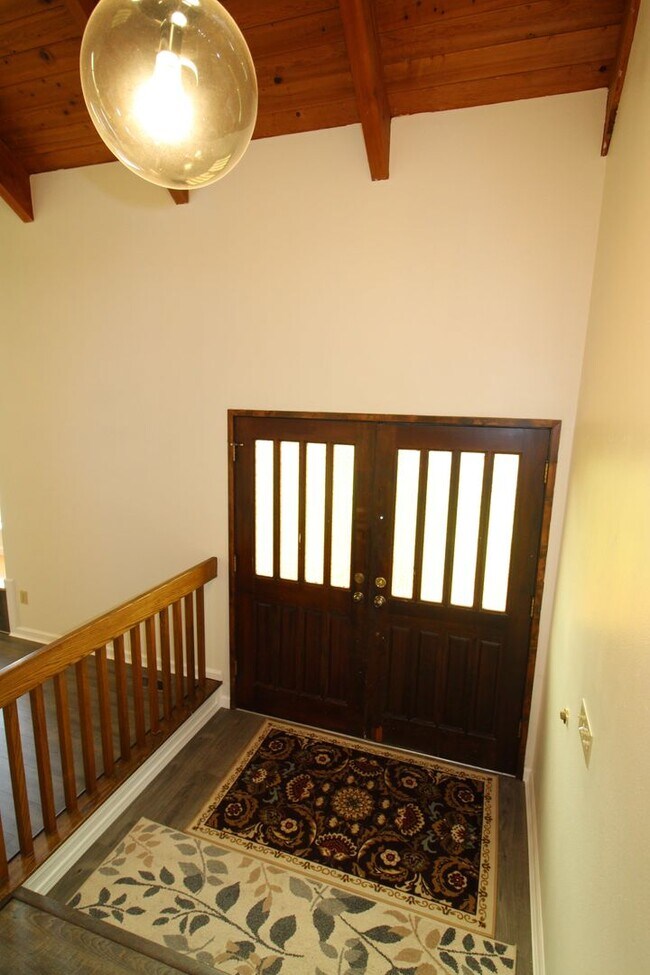 Building Photo - SPACIOUS 3+ BEDROOM SALMON CREEK/MOUNT VISTA MULTI-LEVEL HOME WITH LARGE FENCED YARD!