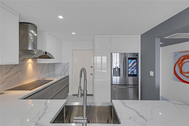 Building Photo - 5555 Collins Ave