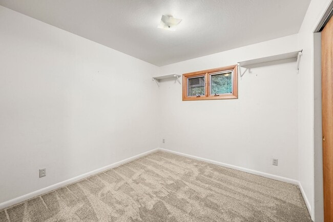Building Photo - Mountain Life & Views- 4 bed 2 bath