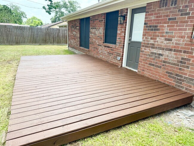 Building Photo - Elegant Recently Updated 3/2/2 Home in Ang...