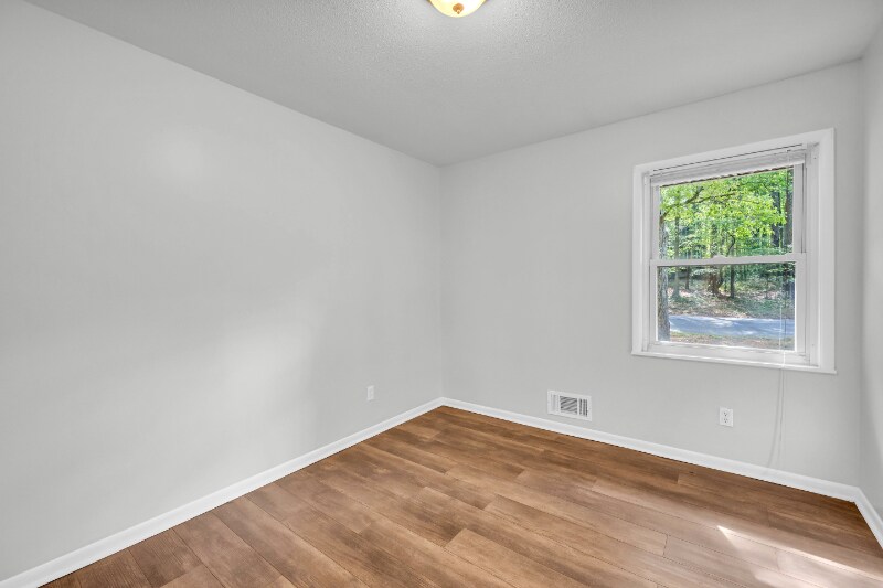 Building Photo - 360 Round Table Rd