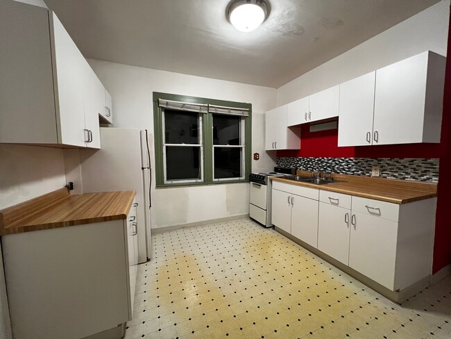 Kitchen - 48 Inwood Pl