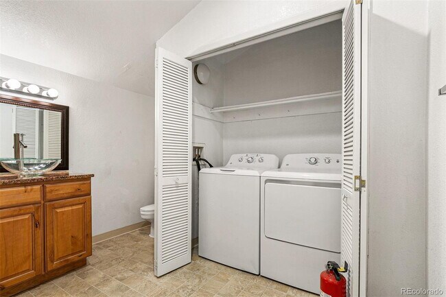 Building Photo - "Spacious 5-Bedroom Denver Gem with 2.5 Baths and 1,920 Sq Ft of Comfort!"