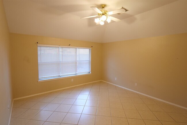 Building Photo - 15503 Clear Valley Dr