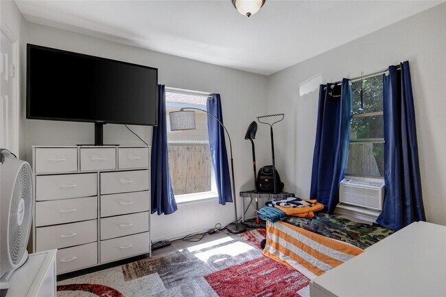 Building Photo - Adorable 2 bed, 1 bath house in Fort Worth