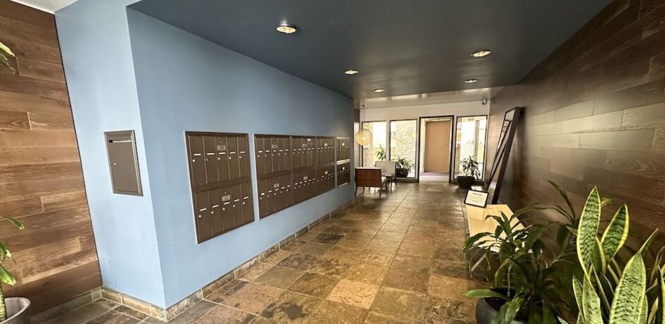 Building Photo - 8400 De Longpre Ave