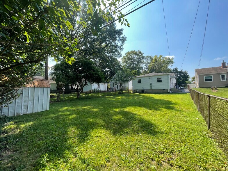 Large fenced yard - 334 Chase Rd