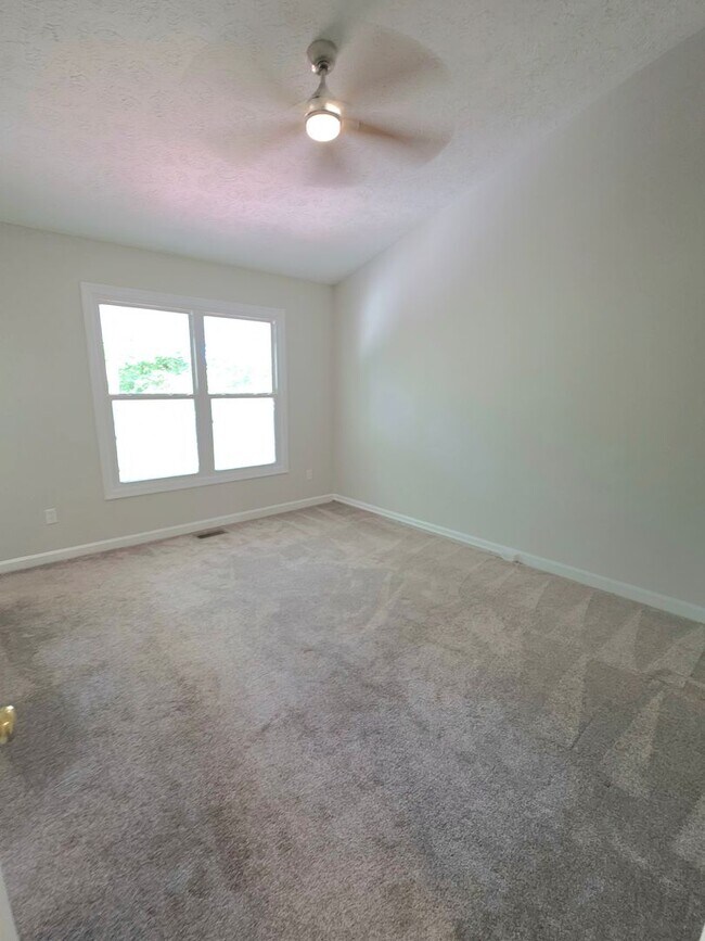 Building Photo - Move in Ready 3 Bedroom Townhouse in Yorktown!