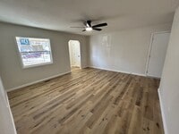 Building Photo - 806 Stratford Dr