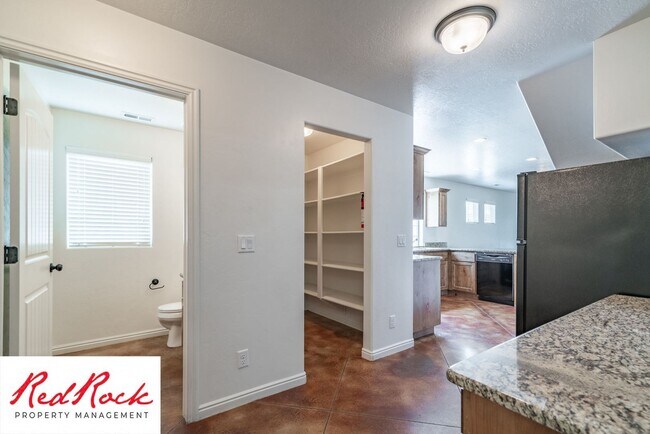 Building Photo - DOG-FRIENDLY 4 Bedroom Townhome with INTERNET INCLUDED!