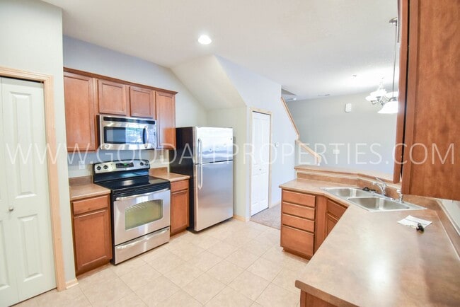 Building Photo - 2 Bedroom, 1.5 Bath Townhome in Jordan Creek area!