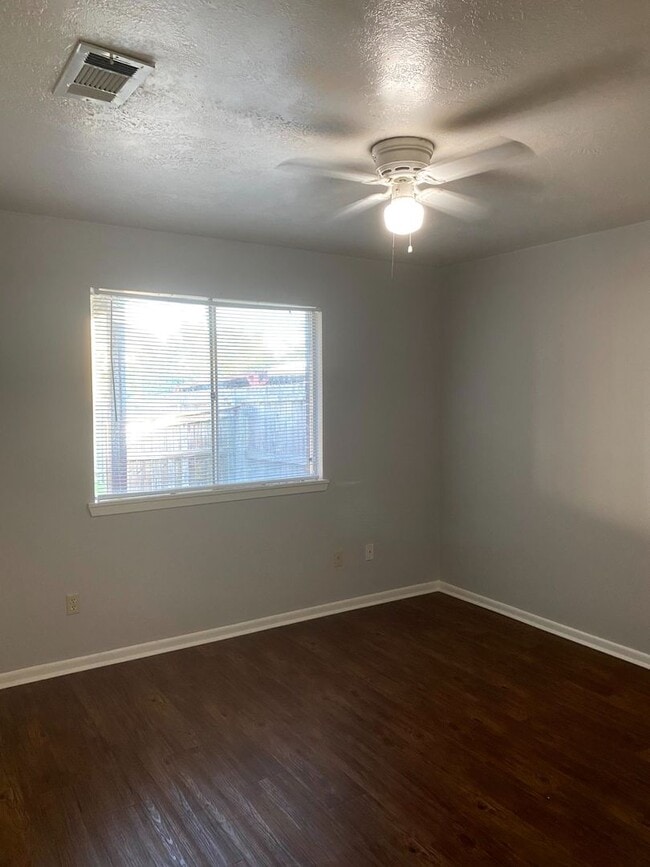 Building Photo - PRELEASE AVAILABLE! 2 BED 2 BATH DUPLEX WI...