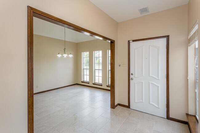 Building Photo - 1703 Plantation Dr