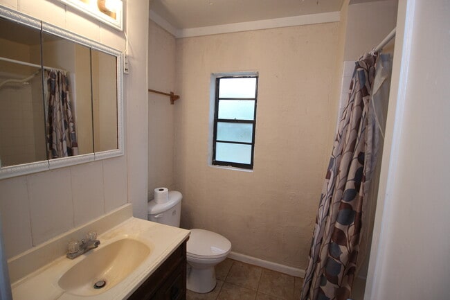 Building Photo - 3255 Clemwood Dr