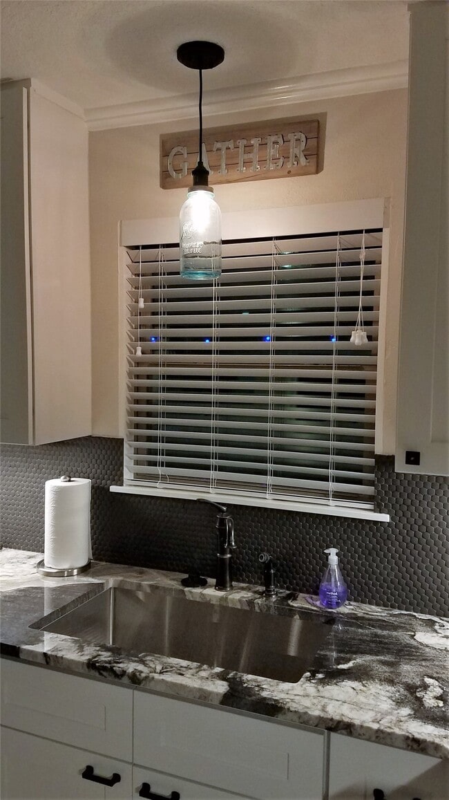 Building Photo - 2055 Island View