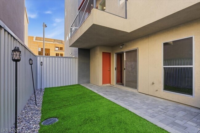 Building Photo - 250 Tower St