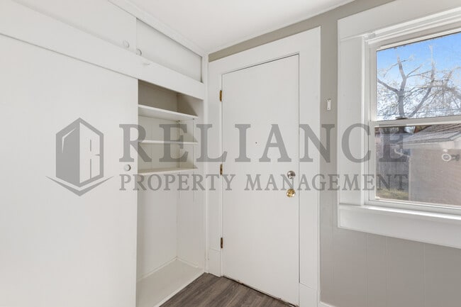 Building Photo - 152 S Estelle St