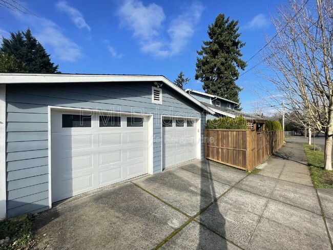 Building Photo - 4834 SE Kelly St