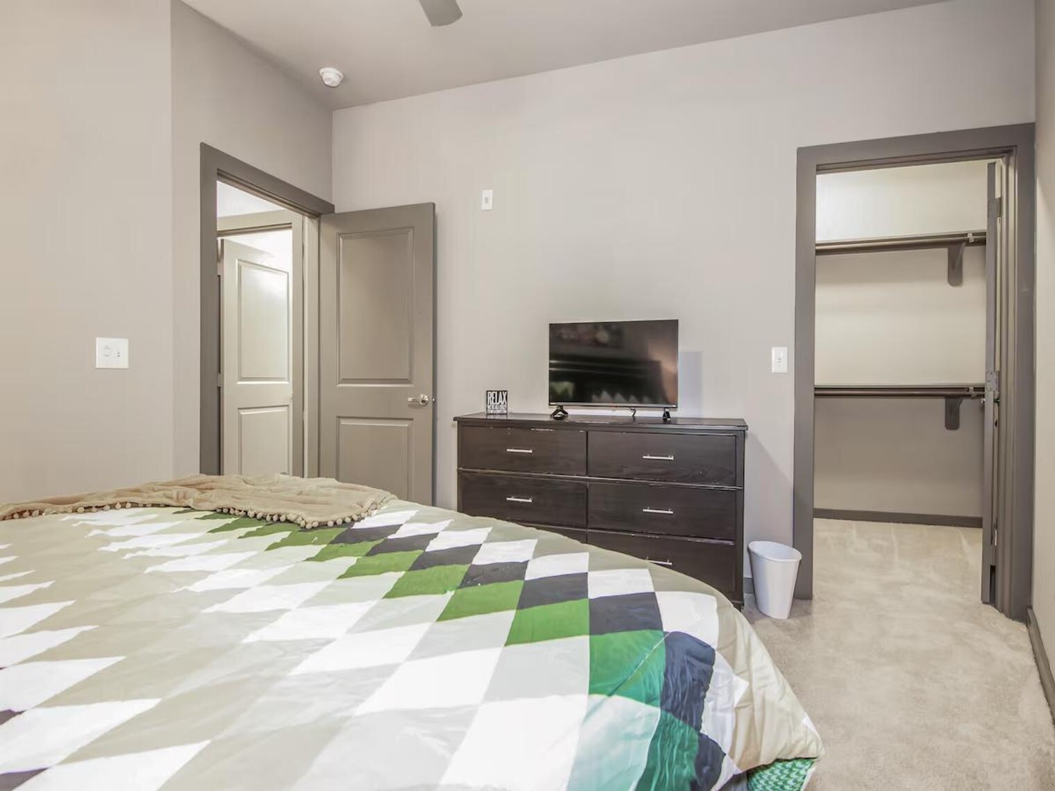 Building Photo - 1915 Canterbury St