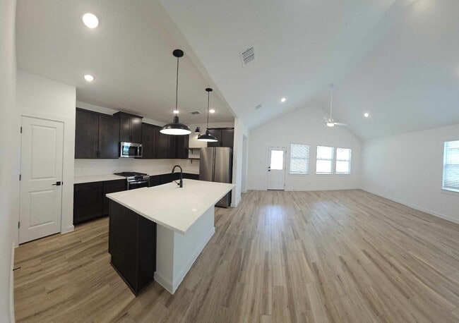 Building Photo - 4723 Bay Vista Dr