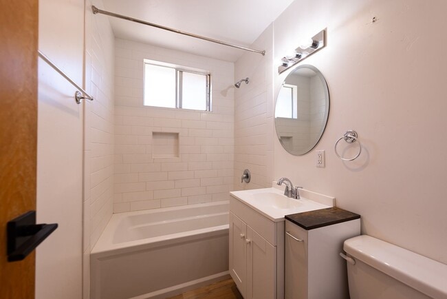 Building Photo - Downtown cottage