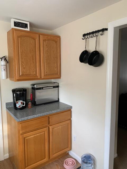 Kitchen with lots of storage and cabinets - 22 New St