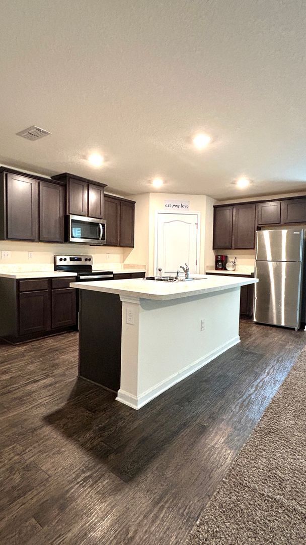 Building Photo - Fabulous 4 Bedroom 2 Bath in Pritchard Point