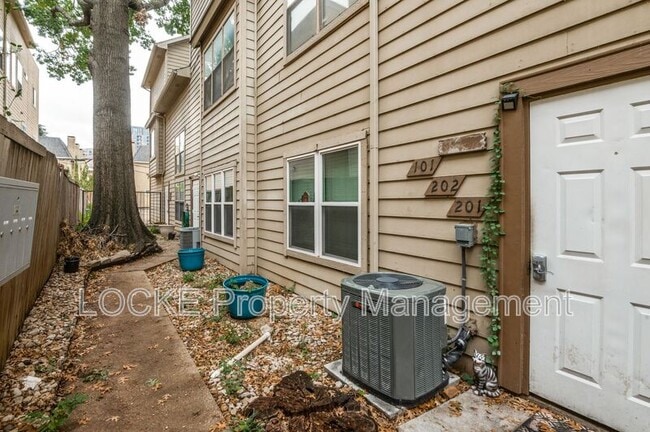Building Photo - 2728 Reagan St