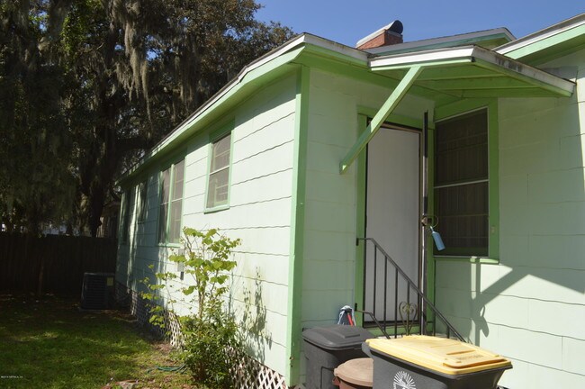 Building Photo - 8025 Oakwood St