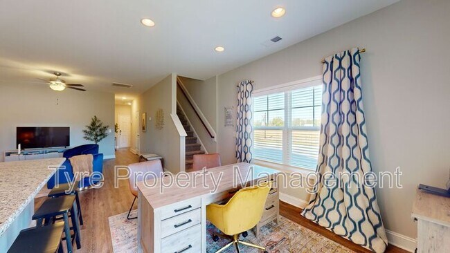 Building Photo - 11 @ Main