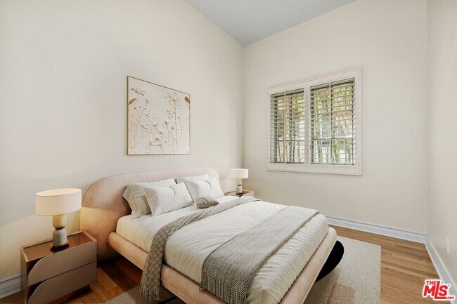 Building Photo - 433 N Doheny Dr