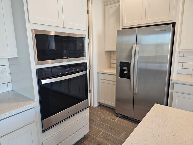 Building Photo - Stunning views