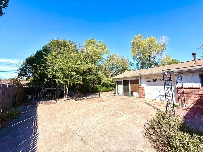 Building Photo - Charming 3 BD 1.5 BA w/ Bonus Room in the ...