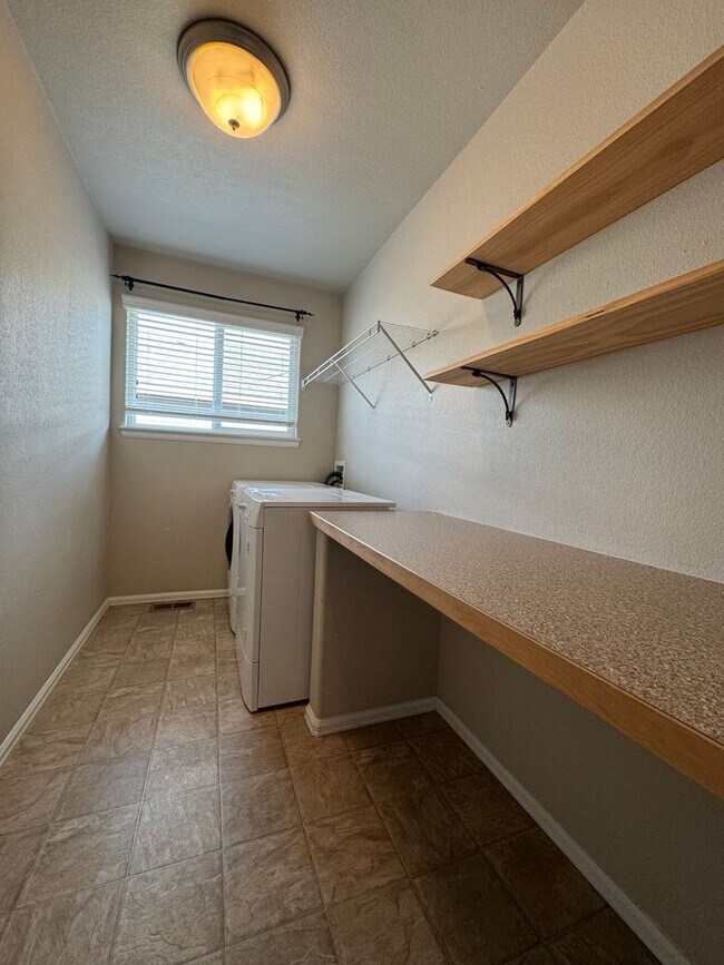 Building Photo - Great House in Rigden Farms