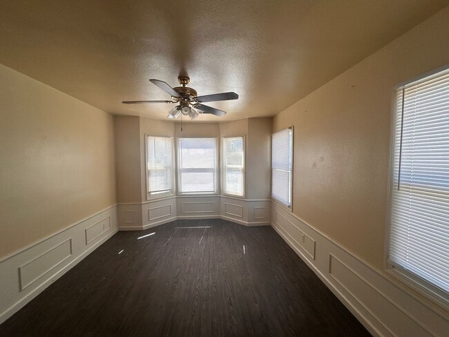 Building Photo - Affordable in Northwest Hanford with central air