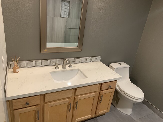 Hallway Bathroom - 15221 N Clubgate Dr