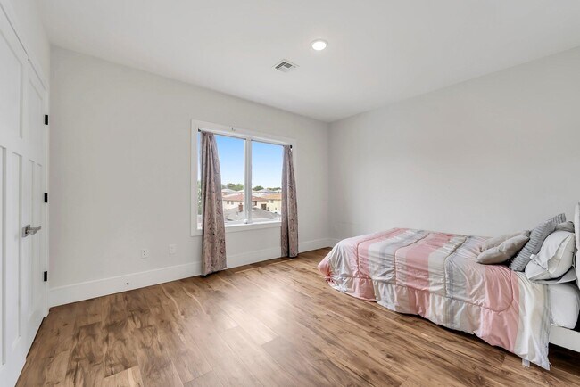 Building Photo - 285 JULIANNE Ter