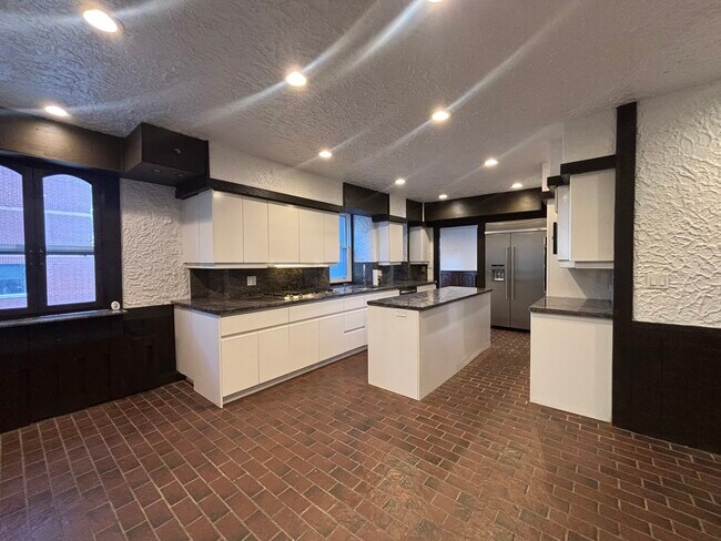 Building Photo - 5555 S Everett Ave