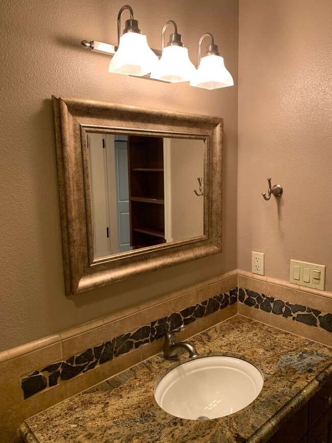 Building Photo - 5 Bd 4.5 Ba Country Home