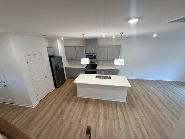 Building Photo - Brand New Townhome in Highland Creek Area!