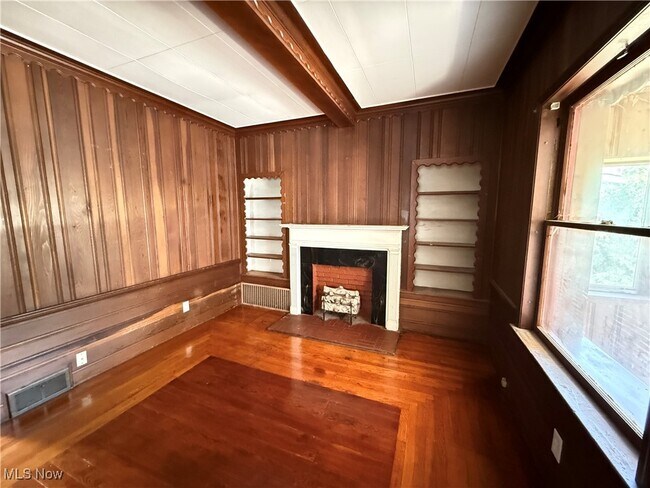 Building Photo - 833 Work Dr