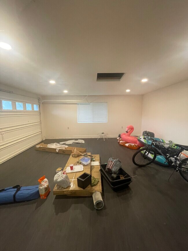 Building Photo - 1044 E Michelle St