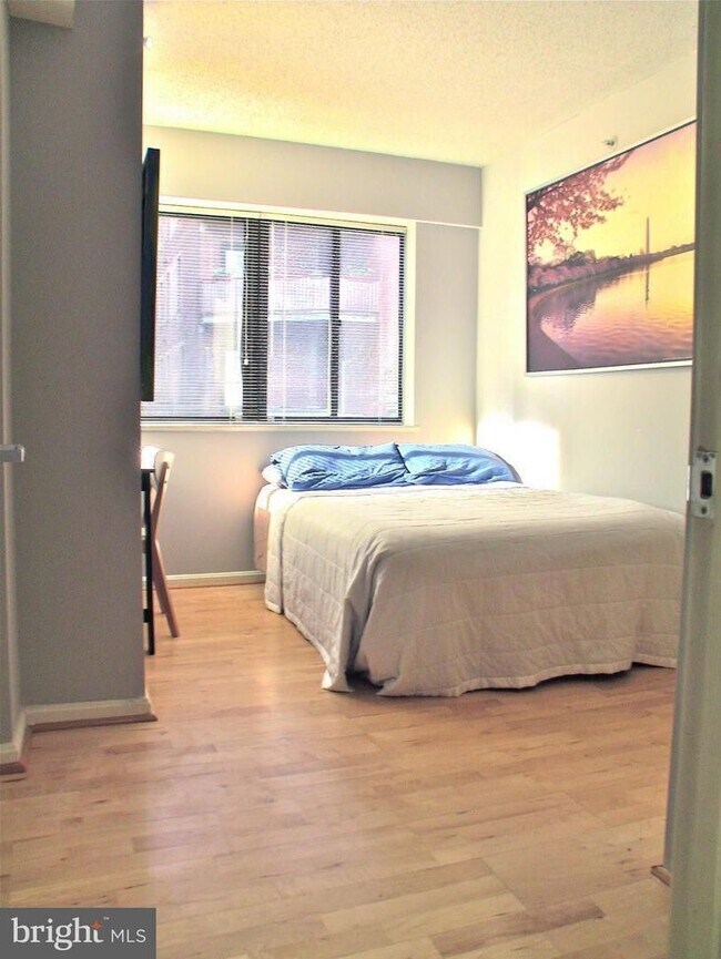 Building Photo - Available Now! Logan Circle! High End, 2 B...