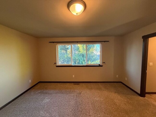 Building Photo - 713 Park Ln