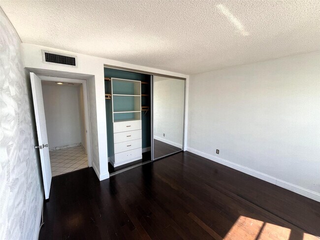 Building Photo - 3500 Galt Ocean Dr