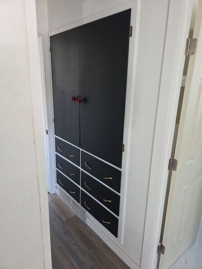 Building Photo - Newly Upgraded 2-Bedroom Home Available Now!