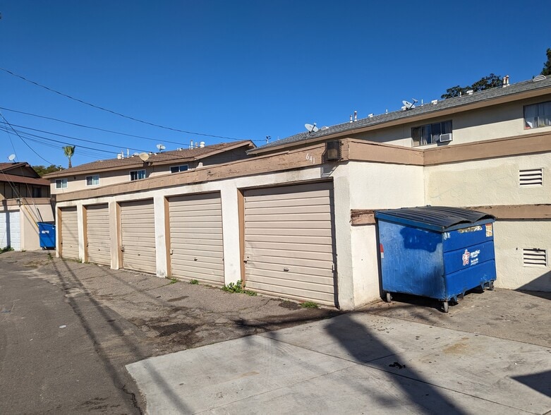 Building Photo - 641 N Ventura St