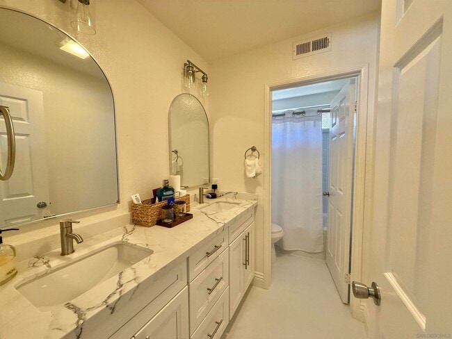 Building Photo - 5006 Palmera Dr